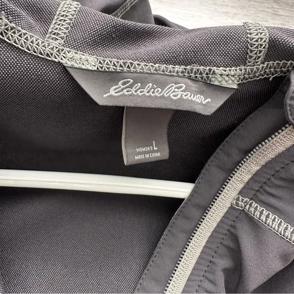 Women’s Eddie Bauer light rain jacket - Picture 2 of 2